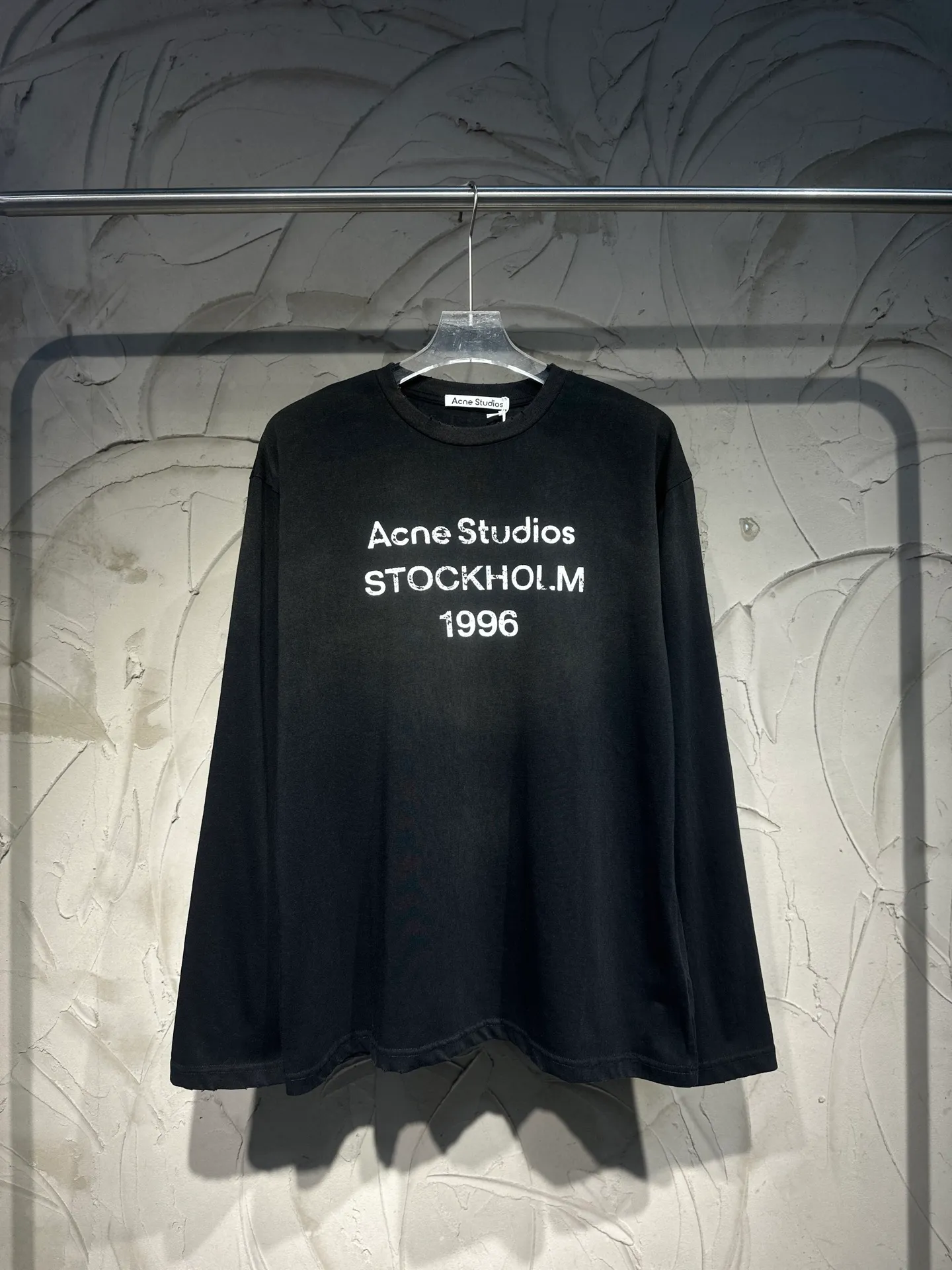 The highest version of Acne Studios long-sleeved Series distressed, dirty and mud-dyed long-sleeved T-shirts. The long-sleeved T-shirts with stir-fried colors and distressed edges are not picky. The snowflake cotton fabric feels soft and smooth and is not easy to wash. The fabric has been processed so it is sturdier than the quality ones in the counter. It can be used as sun protection clothing in summer. The same fabric as the original one is relatively thin. The feel and count are in place. The fried yellowing effect is cool. The printing effect is also in place. Details are online for comparison. 1 color four sizes #long sleeve t-shirt # #acne Color: White, Black, Light Blue, Light Pink, Purple Size: S M LXL